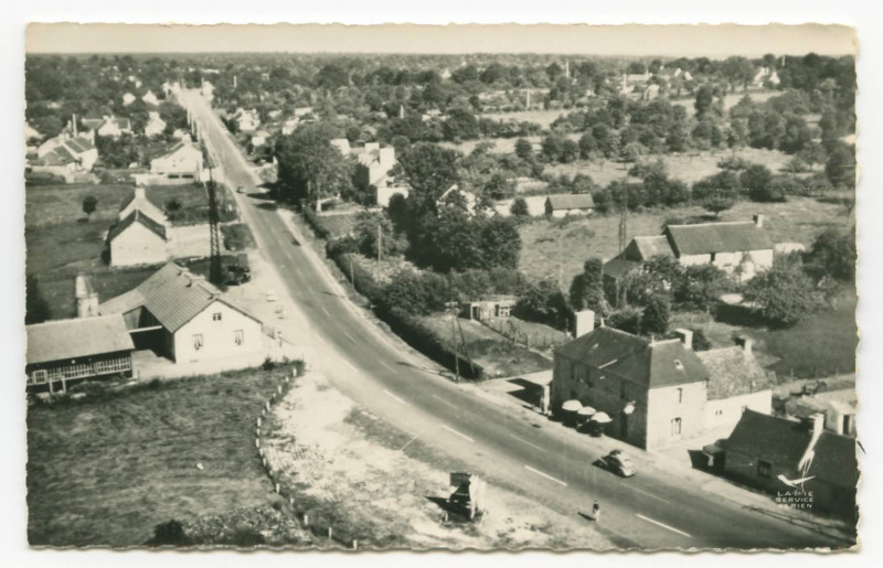 Carte postale ancienne Vue aérienne de Gosné, de la route principale notament.