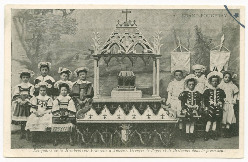 Carte postale ancienne 2. Grand-Fougeray. Reliquaire de la Bienheureuse Françoise d'Amboise. Groupes de Pages et de Bretonnes dans la procession.