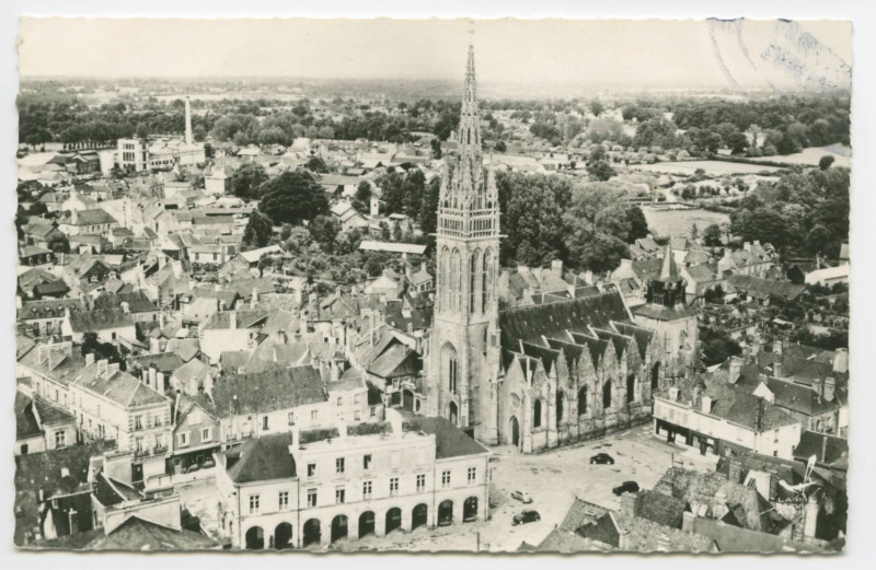 Carte postale ancienne Vue aérienne de la Mairie et Eglise de La Guerche-DEBretagne (I.-et-V.).