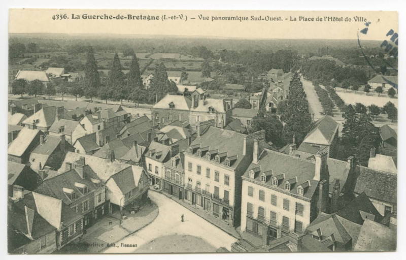 Carte postale ancienne 4356. La Guerche-DEBretagne (I.-et-V.) - Vue panoramique Sud-Ouest. - La Place de l'Hôtel de Ville.
