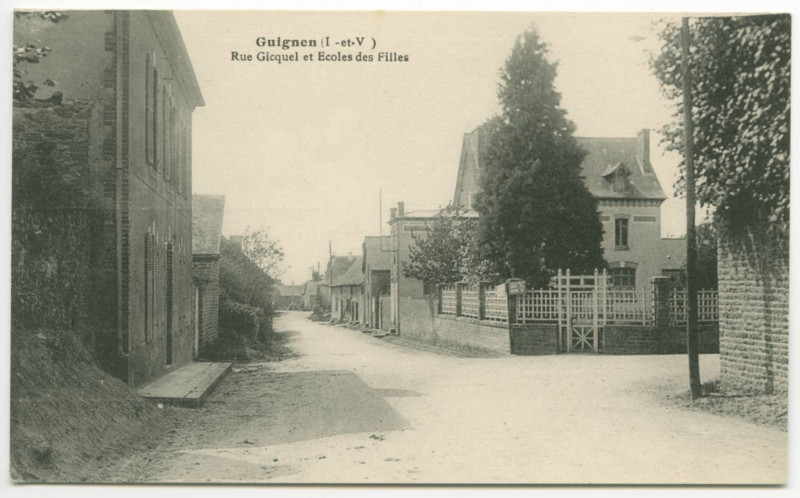Carte postale ancienne Guignen (I.-et-V.) Rue Giquel et Ecoles des Filles.