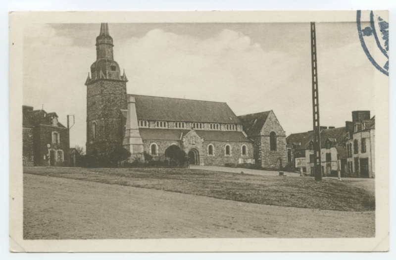 Carte postale ancienne Guipry (I.-et-V.). La Place, l'Eglise et le Monument aux Morts.