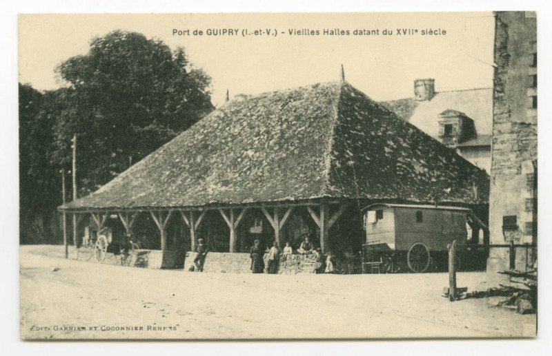 Carte postale ancienne Port de Guipry (I.-et-V.) - Vieilles Halles datant du XVIIe siècle.