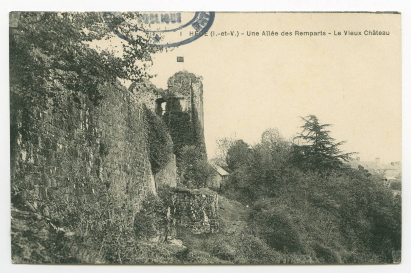 Carte postale ancienne 1  Hede (I.-et-V.) - Une Allée des Remparts - Le Vieux Château.