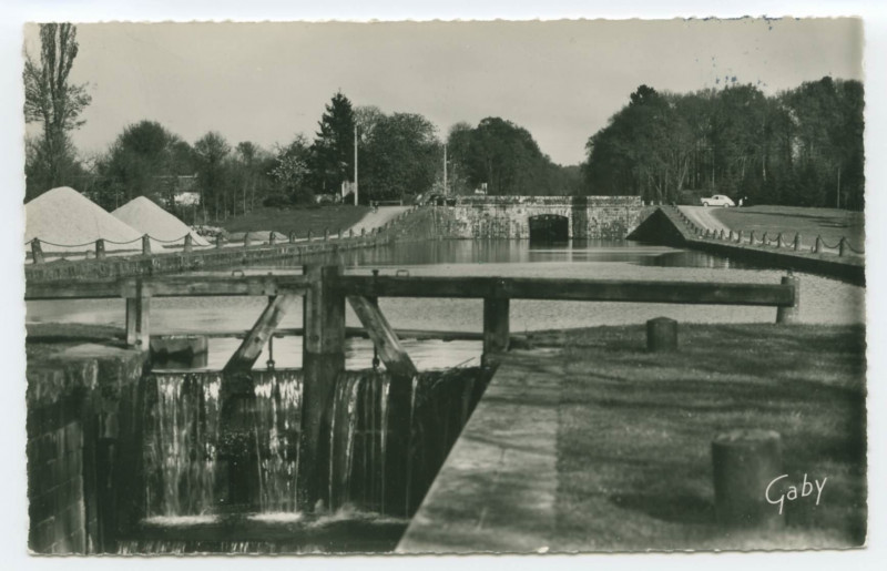 Carte postale ancienne Bazouges-sous-Hede (I.-et-V.), Le Bassin de la Madeleine.