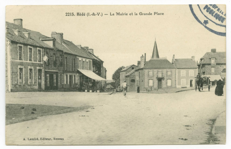 Carte postale ancienne 2215. Hédé (I.-et-V.) - La Mairie et la Grande Place.