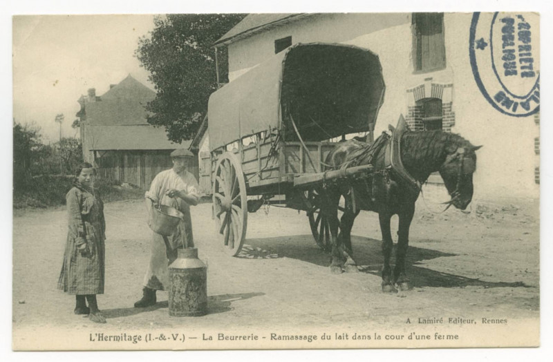 Carte postale ancienne L'Hermitage (I.-&-V.) - La Beurrerie - Ramassage du lait dans la cour d'une ferme.