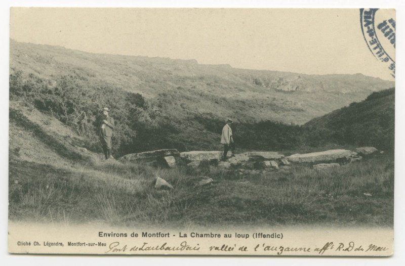 Carte postale ancienne Environs de Montfort - La Chambre au loup (Iffendic).