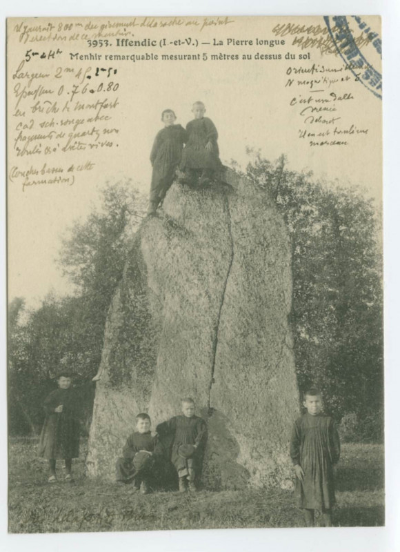 Carte postale ancienne 3953. Iffendic (I.-et-V.) - La Pierre longue, Menhir remarquable mesurant 5 mètres au dessus du sol.