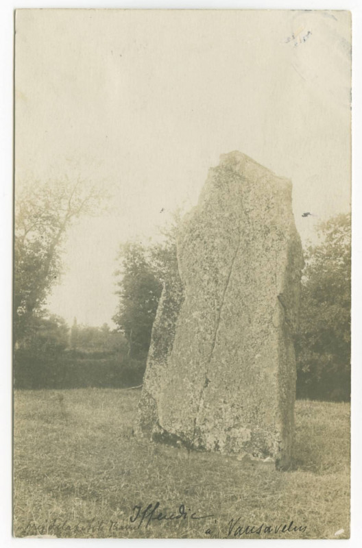 Carte postale ancienne Iffendic (I.-et-V.), La Pierre longue, menhir de 5m de haut. Situé à Vausavelin