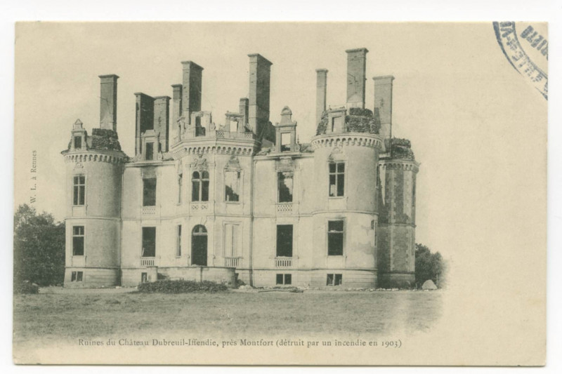 Carte postale ancienne Ruines du Château Dubreuil-Iffendie, près Montfort (détruit par un incendie en 1903).