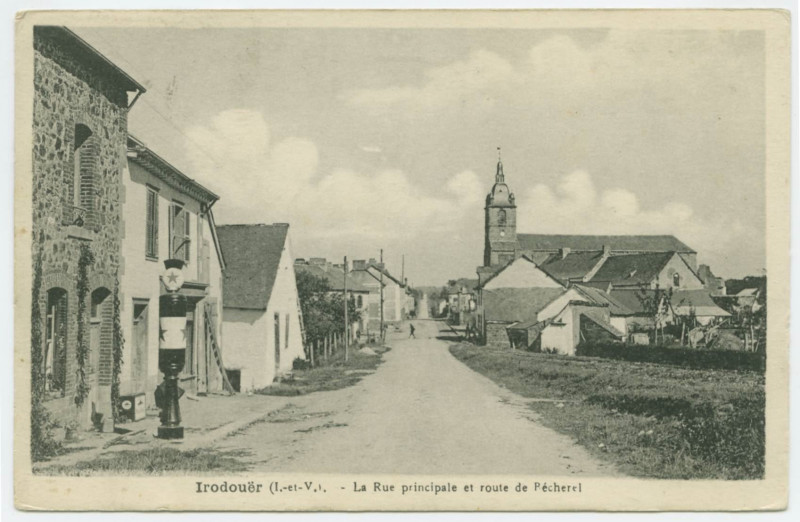 Carte postale ancienne Irodouër (I.-et-V.). - La Rue principale et route de Bécherel.