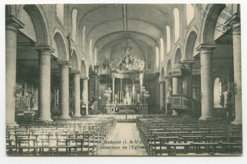 Carte postale ancienne Irodouër (I.-&-V.). Intérieur de l'Eglise.