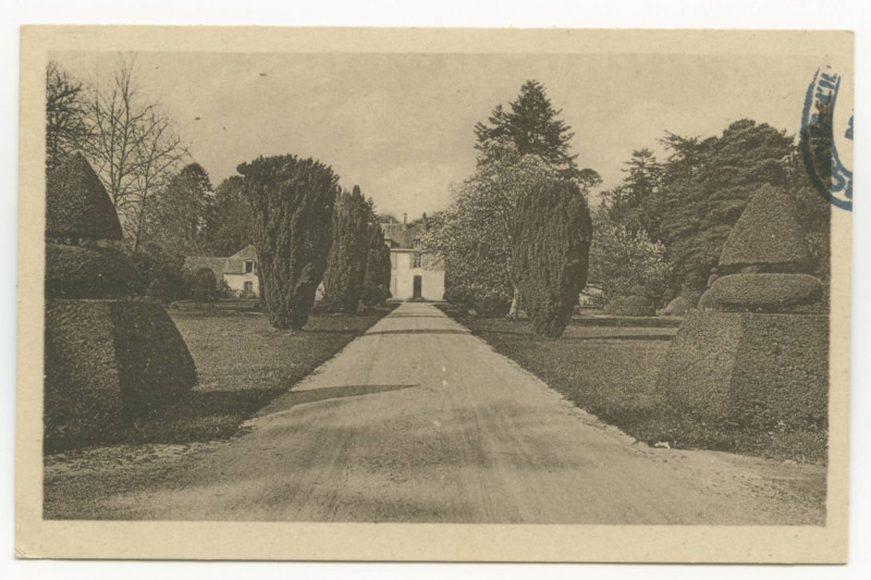 Carte postale ancienne Janzé (I.-et-V.), Le Château de La Jaroussaye, avenue d'accès traversant le parc du château.