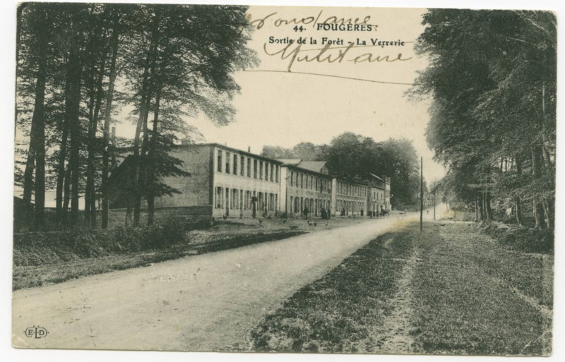 Carte postale ancienne 44. Fougeres. Sortie de la Forêt - La Verrerie.