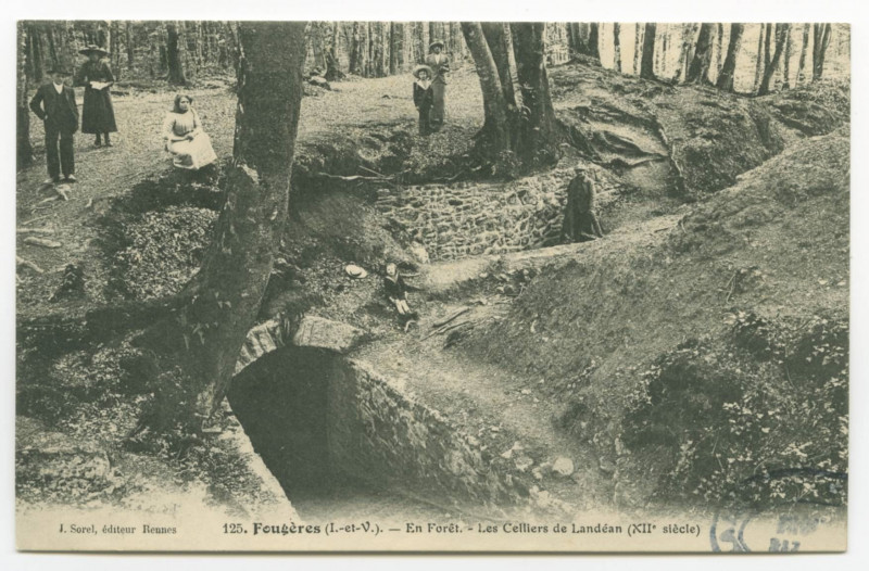 Carte postale ancienne 125. Fougères (I.-et-V.). - En Forêt. - Les Celliers de Landéan (XIIe siècle).