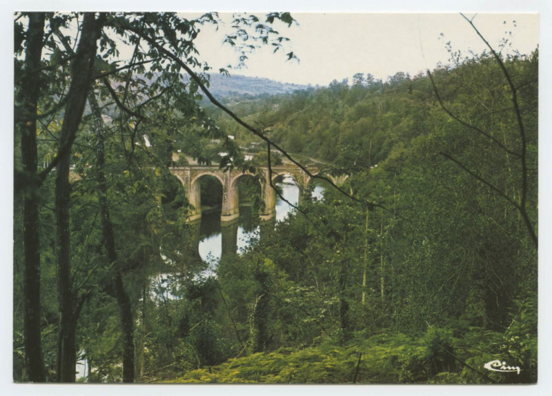 Carte postale ancienne Langon (I.-et-V.), La Vilaine à Corbinières :  Le Viaduc et la Vallée.