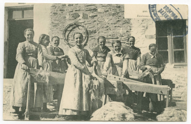 Carte postale ancienne 900. Broyeuses de lin. Environs de Langon (I.-et-V.).