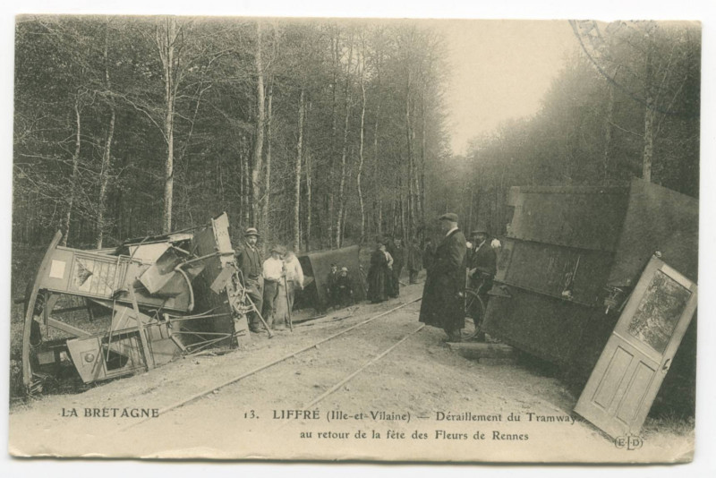 Carte postale ancienne 13. Liffre (Ille-et-Vilaine) _ Déraillement du Tramway au retour de la fête des Fleurs de Rennes.