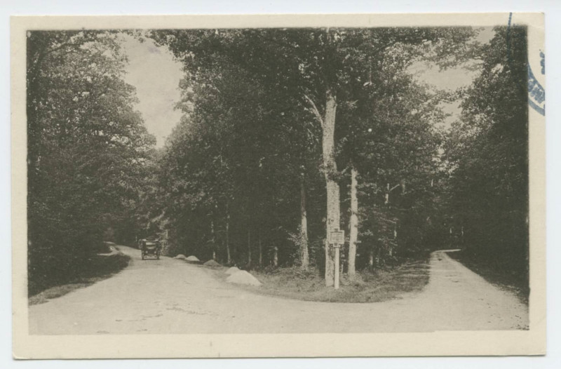 Carte postale ancienne 696 - Liffre (I.-et-V.) - Le Carrefour du Pavillon, route de Chasné.