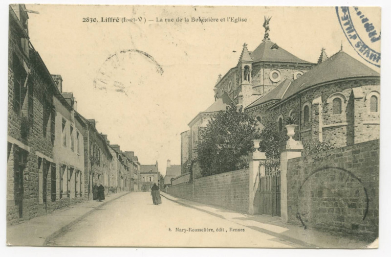 Carte postale ancienne 2830. Liffré (I.-et-V.) _ La Rue de la Bouëxière et l'Eglise.