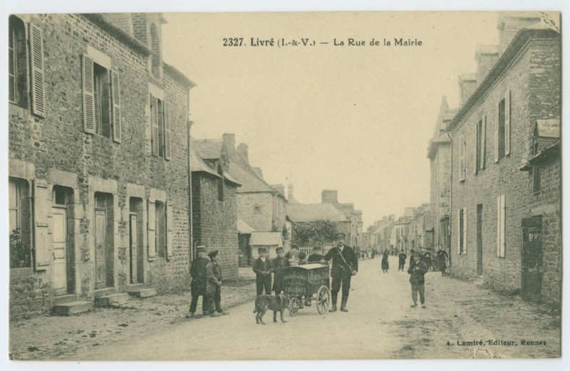 Carte postale ancienne 2327. Livré (I.-et-V.) _ La Rue de la Mairie.