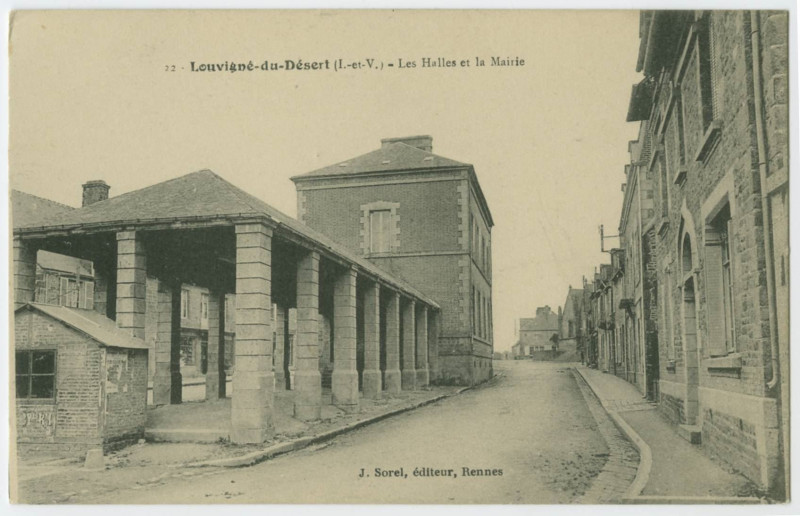 Carte postale ancienne 22 . Louvigné-du-Désert (I.-et-V.) - Les Halles et la Mairie.