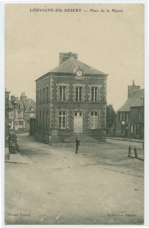 Carte postale ancienne Louvigne-Du-Desert _ Place de la Mairie.