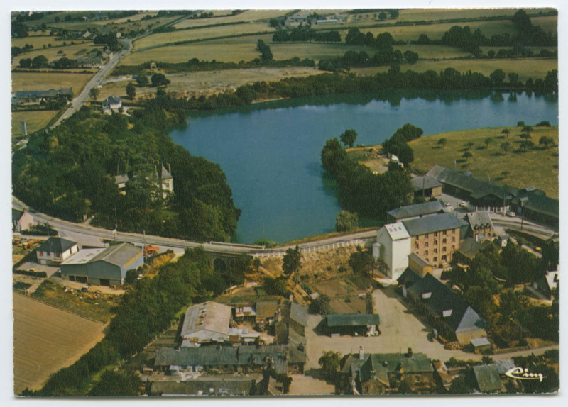 Carte postale ancienne 35640 Martigne-Ferchaud (I.-et-V.) - Moulins des Forges et l'étang - Vue aérienne.