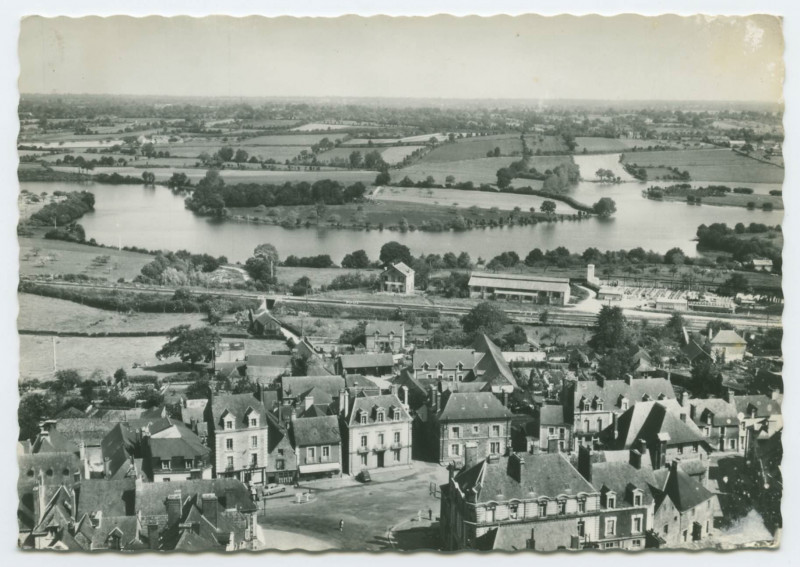 Carte postale ancienne 11 _ Martigne-Ferchaud (I.-et-V.) - Centre du Bourg et l'Etang.