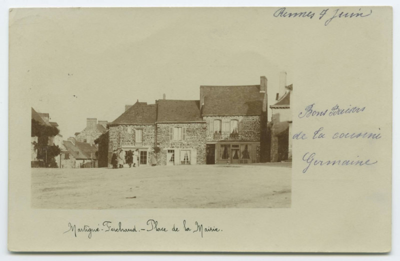 Carte postale ancienne Martigné-Ferchaud._Place de la Mairie.