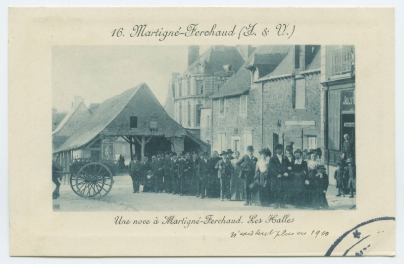 Carte postale ancienne 16. Martigné-Ferchaud (I. & V.) - Une noce à Martigné-Ferchaud. Les Halles.