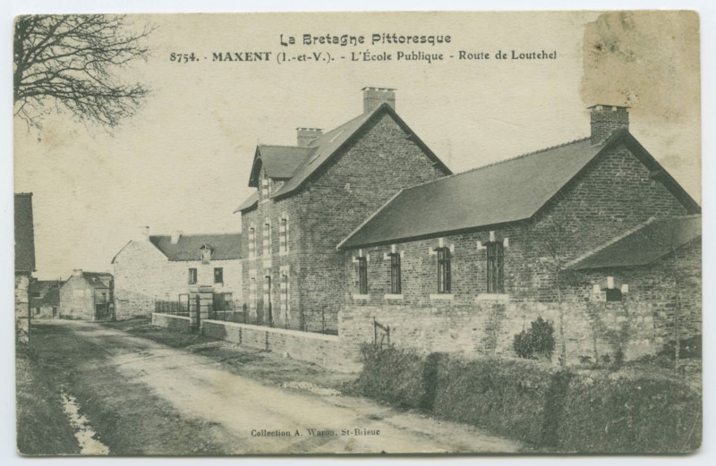 Carte postale ancienne 8754. - Maxent (I.-et-V.). - L'Ecole Publique - Route de Loutehel.