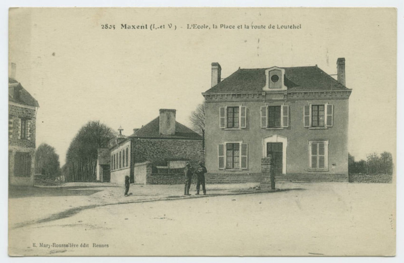 Carte postale ancienne 2805 Maxent (I.-et-V.) - L'Ecole, la Place et la route de Loutehel.