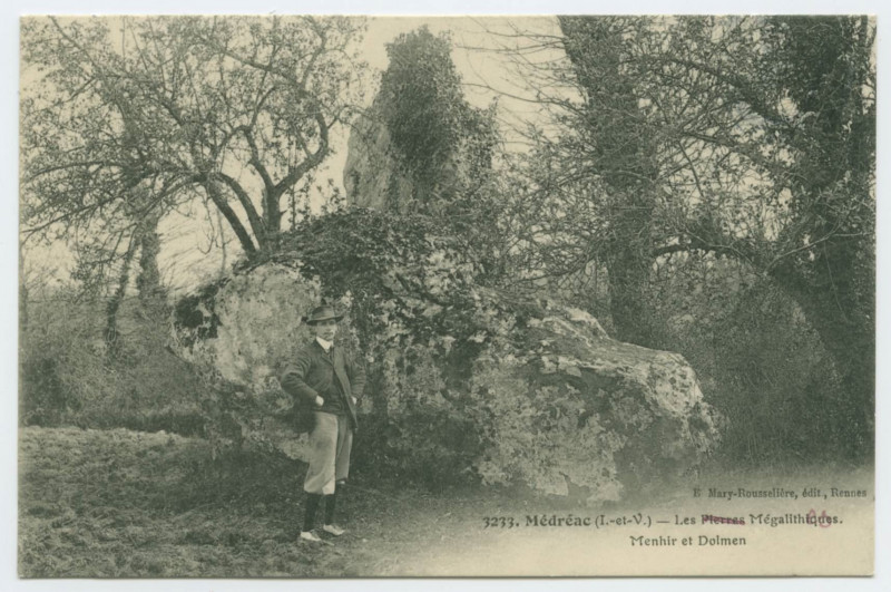 Carte postale ancienne 3233. Médréac (I.-et-V.) - Les Pierres Mégalithiques. Menhir et  Dolmen.