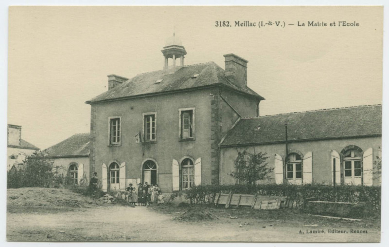 Carte postale ancienne 3182. Meillac (I.-et-V.) - La Mairie et l'Ecole.