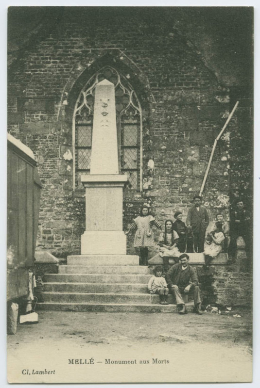 Carte postale ancienne Melle - Monument aux Morts.