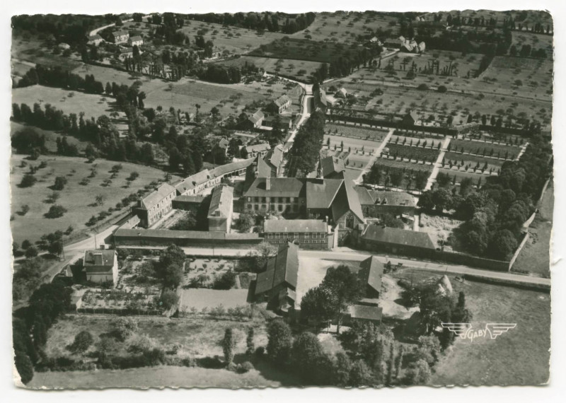 Carte postale ancienne La France Vue Du Ciel...montfort-sur-Meu (I.-et-V.) Abbaye Saint-Jacques.