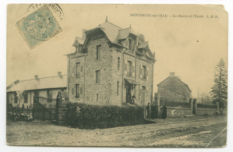 Carte postale ancienne Montreuil-sur-Ille - La Mairie et l'Ecole.