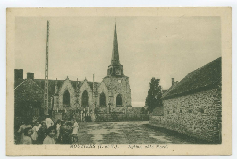 Carte postale ancienne Moutiers (I.-et-V.). - Eglise, côté Nord.
