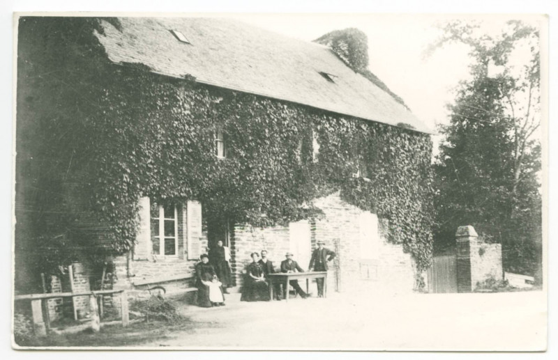 Carte postale ancienne [Cavaliers à cheval dans une rivière, femme à pied, maison en arrière plan.]