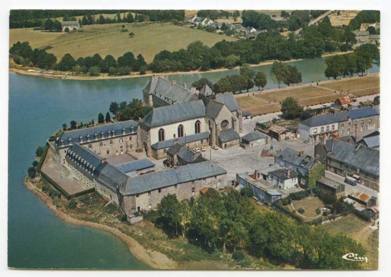 Carte postale ancienne Paimpont (I.-et-V.), Vue aérienne sur l'Abbaye.