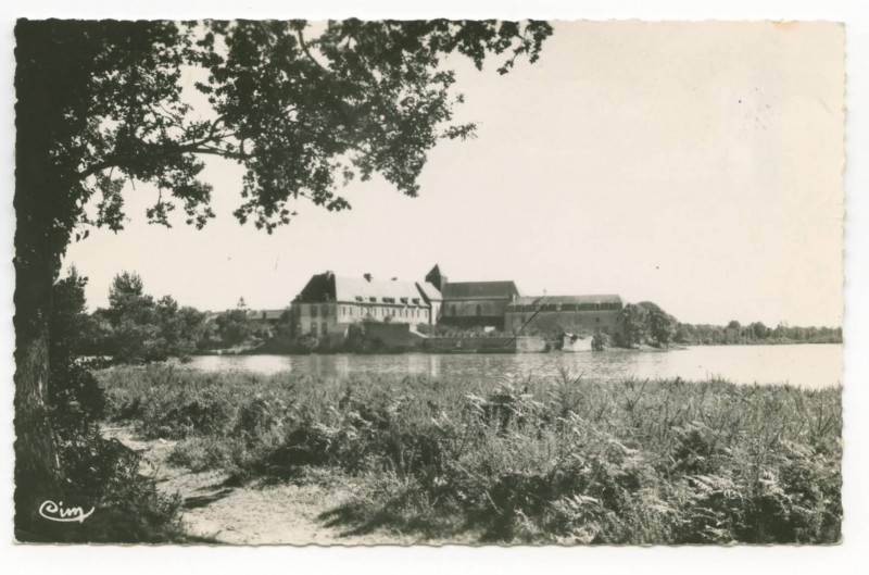 Carte postale ancienne Paimpont (I.-et-V.), Vue de l'Abbaye des bords de l'Etang.