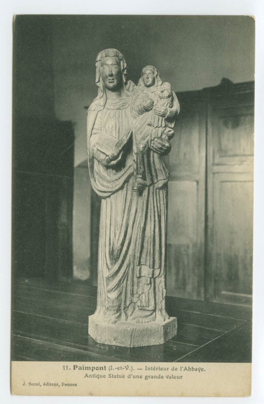 Carte postale ancienne 11. Paimpont (I.-et-V.). - Intérieur de l'Abbaye. Antique Statue d'une grande valeur.