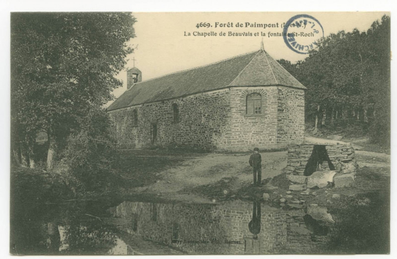 Carte postale ancienne 4669. Forêt de Paimpont (I.-et-V.). La Chapelle de Beauvais et la fontaine St-Roch.