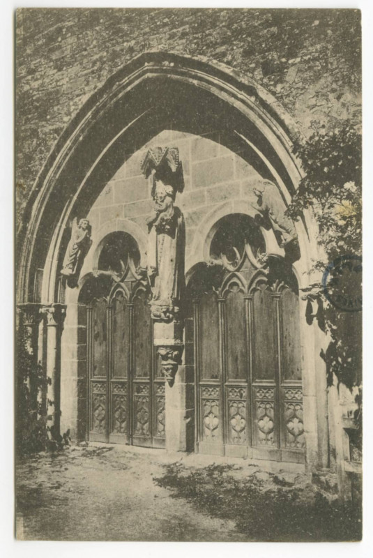 Carte postale ancienne Paimpont (I.-et-V.), Le Portail de l'Eglise.(date du XIIIe s.)