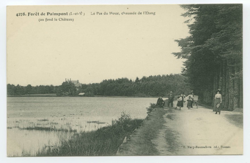 Carte postale ancienne 4278. Forêt de Paimpont (I.-et-V.).  Le Pas du Houx, chaussée de l'ETANG, (au fond le Château).