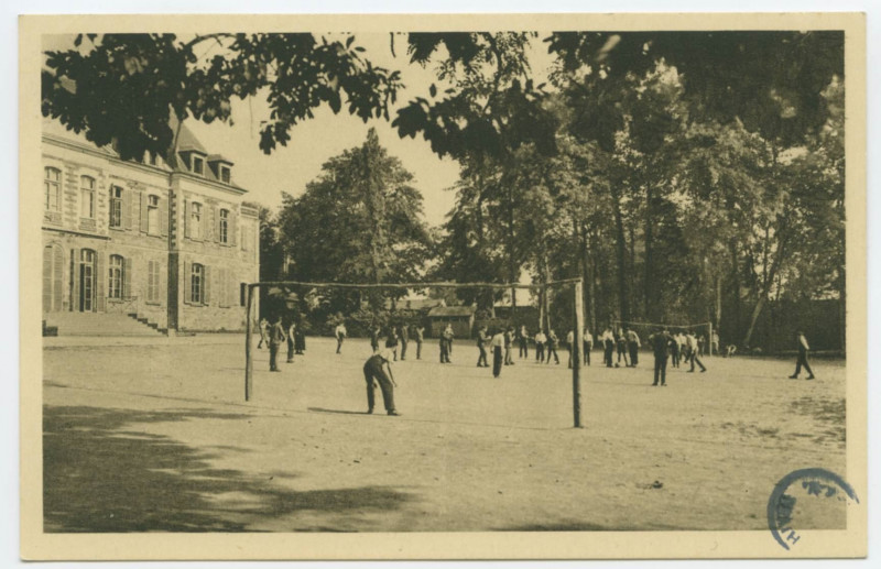Carte postale ancienne Piré-sur-Seiche (I.-et-V.), Ecole des Missions Coloniales. Les Elèves en récréation : une partie de ballon.