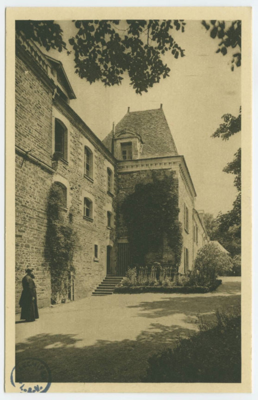 Carte postale ancienne Piré-sur-Seiche (I.-et-V.), Ecole des Missions Coloniales. Façade Sud (XVe siècle).