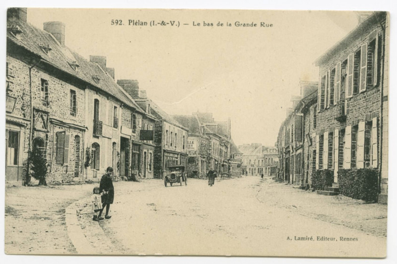 Carte postale ancienne 592. Plélan (I.-&-V.) - Le bas de la Grande Rue.